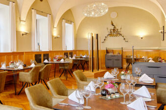 Dining area with tables set with glasses, napkins, cutlery, and flowers in Lodner&acute;s Genie&szlig;erhotel & Hotel Drei Mohren