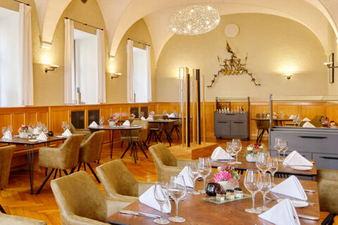 Dining area with tables set with glasses, napkins, cutlery, and flowers in Lodner&acute;s Genie&szlig;erhotel & Hotel Drei Mohren