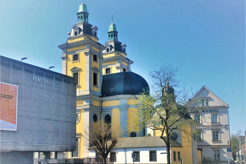 Au&szlig;enansicht des historischen Geb&auml;udes mit dem Kunsthalle auf der linken Seite und dem Hotel Haus Rheinblick rechts im Bild bei klarem Himmel.