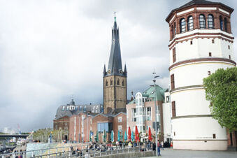 Blick auf die historische Stadtansicht mit dem Turm und Geb&auml;uden in der N&auml;he des Hotels Haus Rheinblick am Rhein.