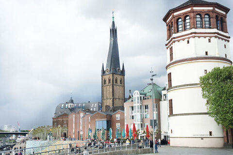 Blick auf die historische Stadtansicht mit dem Turm und Geb&auml;uden in der N&auml;he des Hotels Haus Rheinblick am Rhein.