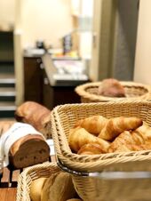 Frisch gebackene Croissants und Brote in K&ouml;rben auf einem Buffet im Hotel-Restaurant Felmis Nichtraucherhaus, ideal f&uuml;r ein Fr&uuml;hst&uuml;ck.