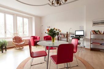 &Phi;&omega;&tau;&epsilon;&iota;&nu;ό &kappa;&alpha;&iota; ά&nu;&epsilon;&tau;&omicron; &kappa;&omicron;&iota;&nu;ό&chi;&rho;&eta;&sigma;&tau;&omicron; &delta;&omega;&mu;ά&tau;&iota;&omicron; &mu;&epsilon; &kappa;ό&kappa;&kappa;&iota;&nu;&epsilon;&sigmaf; &kappa;&alpha;&rho;έ&kappa;&lambda;&epsilon;&sigmaf;, &lambda;&omicron;&upsilon;&lambda;&omicron;ύ&delta;&iota;&alpha; &sigma;&tau;&omicron; &tau;&rho;&alpha;&pi;έ&zeta;&iota; &kappa;&alpha;&iota; &upsilon;&pi;&omicron;&lambda;&omicron;&gamma;&iota;&sigma;&tau;ή &sigma;&tau;&omicron; Hotel Alpha, &tau;&omicron; &xi;&epsilon;&nu;&omicron;&delta;&omicron;&chi;&epsilon;ί&omicron; garni &sigma;&tau;&eta; &Lambda;&omicron;&upsilon;&kappa;έ&rho;&nu;&eta;.