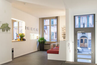 &Phi;&omega;&tau;&epsilon;&iota;&nu;ό&sigmaf; &chi;ώ&rho;&omicron;&sigmaf; &upsilon;&pi;&omicron;&delta;&omicron;&chi;ή&sigmaf; &mu;&epsilon; &pi;ά&gamma;&kappa;&omicron;, &phi;&upsilon;&tau;ά &kappa;&alpha;&iota; &mu;&epsilon;&gamma;ά&lambda;&alpha; &pi;&alpha;&rho;ά&theta;&upsilon;&rho;&alpha; &sigma;&tau;&omicron; Hotel Alpha, &tau;&omicron; &xi;&epsilon;&nu;&omicron;&delta;&omicron;&chi;&epsilon;ί&omicron; garni &sigma;&tau;&eta; &Lambda;&omicron;&upsilon;&kappa;έ&rho;&nu;&eta; &mu;&epsilon; &theta;έ&alpha; &sigma;&tau;&omicron; &delta;&rho;ό&mu;&omicron;.