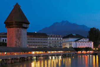 &Theta;έ&alpha; &tau;&eta;&sigmaf; &phi;&omega;&tau;&iota;&sigma;&mu;έ&nu;&eta;&sigmaf; &gamma;έ&phi;&upsilon;&rho;&alpha;&sigmaf; Chapel &mu;&epsilon; &tau;&omicron;&nu; &pi;ύ&rho;&gamma;&omicron; &tau;&omicron;&upsilon; &nu;&epsilon;&rho;&omicron;ύ &kappa;&alpha;&iota; &tau;&alpha; &iota;&sigma;&tau;&omicron;&rho;&iota;&kappa;ά &kappa;&tau;ί&rho;&iota;&alpha; &tau;&omicron; &beta;&rho;ά&delta;&upsilon;, Hotel Alpha &sigma;&alpha;&sigmaf; Garni Hotel &sigma;&tau;&eta; &Lambda;&omicron;&upsilon;&kappa;έ&rho;&nu;&eta; &delta;&iota;&alpha;&phi;&eta;&mu;ί&zeta;&epsilon;&tau;&alpha;&iota;.