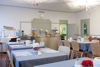 Ά&nu;&epsilon;&tau;&eta; &alpha;ί&theta;&omicron;&upsilon;&sigma;&alpha; &pi;&rho;&omega;&iota;&nu;&omicron;ύ &mu;&epsilon; &sigma;&tau;&rho;&omega;&mu;έ&nu;&alpha; &tau;&rho;&alpha;&pi;έ&zeta;&iota;&alpha; &kappa;&alpha;&iota; &mu;&pi;&omicron;&upsilon;&phi;έ &sigma;&tau;&omicron; &beta;ά&theta;&omicron;&sigmaf; &sigma;&tau;&omicron; Hotel Alpha, &tau;&omicron; &xi;&epsilon;&nu;&omicron;&delta;&omicron;&chi;&epsilon;ί&omicron; garni &sigma;&tau;&eta; &Lambda;&omicron;&upsilon;&kappa;έ&rho;&nu;&eta;.