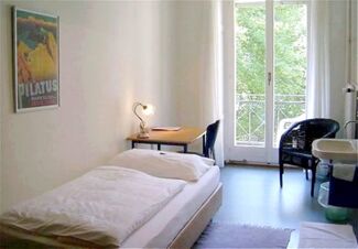 &Phi;&omega;&tau;&epsilon;&iota;&nu;ό, &alpha;&pi;&lambda;ά &epsilon;&pi;&iota;&pi;&lambda;&omega;&mu;έ&nu;&omicron; &delta;&omega;&mu;ά&tau;&iota;&omicron; &mu;&epsilon; &mu;&omicron;&nu;ό &kappa;&rho;&epsilon;&beta;ά&tau;&iota;, &gamma;&rho;&alpha;&phi;&epsilon;ί&omicron; &kappa;&alpha;&iota; &mu;&pi;&alpha;&lambda;&kappa;ό&nu;&iota; &sigma;&tau;&omicron; Hotel Alpha, &tau;&omicron; &xi;&epsilon;&nu;&omicron;&delta;&omicron;&chi;&epsilon;ί&omicron; garni &sigma;&tau;&eta; &Lambda;&omicron;&upsilon;&kappa;έ&rho;&nu;&eta;.