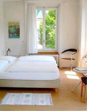 &Phi;&omega;&tau;&epsilon;&iota;&nu;ό &kappa;&alpha;&iota; &phi;&iota;&lambda;&iota;&kappa;ό &delta;&omega;&mu;ά&tau;&iota;&omicron; &mu;&epsilon; &mu;&epsilon;&gamma;ά&lambda;&alpha; &pi;&alpha;&rho;ά&theta;&upsilon;&rho;&alpha; &kappa;&alpha;&iota; &mu;&omicron;&nu;&tau;έ&rho;&nu;&alpha; έ&pi;&iota;&pi;&lambda;&alpha; &sigma;&tau;&omicron; Hotel Alpha, &tau;&omicron; &xi;&epsilon;&nu;&omicron;&delta;&omicron;&chi;&epsilon;ί&omicron; garni &sigma;&tau;&eta; &Lambda;&omicron;&upsilon;&kappa;έ&rho;&nu;&eta;.