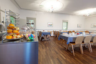 &Tau;&omicron; &phi;&omega;&tau;&epsilon;&iota;&nu;ό &kappa;&alpha;&iota; ά&nu;&epsilon;&tau;&omicron; &epsilon;&sigma;&tau;&iota;&alpha;&tau;ό&rho;&iota;&omicron; &mu;&epsilon; &tau;&alpha; &sigma;&tau;&rho;&omega;&mu;έ&nu;&alpha; &tau;&rho;&alpha;&pi;έ&zeta;&iota;&alpha; &kappa;&alpha;&iota; &tau;&alpha; &phi;&rho;έ&sigma;&kappa;&alpha; &phi;&rho;&omicron;ύ&tau;&alpha; &sigma;&tau;&omicron; Hotel Alpha, &tau;&omicron; &xi;&epsilon;&nu;&omicron;&delta;&omicron;&chi;&epsilon;ί&omicron; garni &sigma;&tau;&eta; &Lambda;&omicron;&upsilon;&kappa;έ&rho;&nu;&eta;.