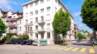 &Eta; ά&pi;&omicron;&psi;&eta; &tau;&omicron;&upsilon; &delta;&rho;ό&mu;&omicron;&upsilon; &tau;&omicron;&upsilon; Hotel Alpha Ihr Garni-Hotel &sigma;&tau;&eta; &Lambda;&omicron;&upsilon;&kappa;έ&rho;&nu;&eta; &delta;&epsilon;ί&chi;&nu;&epsilon;&iota; έ&nu;&alpha; &phi;&omega;&tau;&epsilon;&iota;&nu;ό &kappa;&tau;ί&rho;&iota;&omicron; &mu;&epsilon; &pi;&omicron;&lambda;&lambda;ά &pi;&alpha;&rho;ά&theta;&upsilon;&rho;&alpha;, &pi;&omicron;&upsilon; &pi;&epsilon;&rho;&iota;&beta;ά&lambda;&lambda;&epsilon;&tau;&alpha;&iota; &alpha;&pi;ό &delta;έ&nu;&tau;&rho;&alpha; &kappa;&alpha;&iota; &sigma;&tau;&alpha;&theta;&mu;&epsilon;&upsilon;&mu;έ&nu;&alpha; &alpha;&upsilon;&tau;&omicron;&kappa;ί&nu;&eta;&tau;&alpha;.