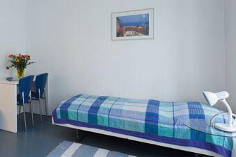 &Alpha;&pi;&lambda;ά &epsilon;&pi;&iota;&pi;&lambda;&omega;&mu;έ&nu;&omicron; &mu;&omicron;&nu;ό&kappa;&lambda;&iota;&nu;&omicron; &delta;&omega;&mu;ά&tau;&iota;&omicron; &mu;&epsilon; &mu;&pi;&lambda;&epsilon; &kappa;&alpha;&rho;ό &pi;&alpha;&pi;&lambda;&omega;&mu;&alpha;&tau;&omicron;&theta;ή&kappa;&eta;, &tau;&rho;&alpha;&pi;έ&zeta;&iota; &kappa;&alpha;&iota; &kappa;&alpha;&rho;έ&kappa;&lambda;&epsilon;&sigmaf; &sigma;&tau;&omicron; Hotel Alpha Ihr Garni-Hotel &sigma;&tau;&eta; &Lambda;&omicron;&upsilon;&kappa;έ&rho;&nu;&eta;.