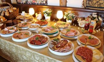 Buffet mit verschiedenen Aufschnittsorten, Brot und Saucen auf gedecktem Tisch im Hotel Pension Haus Hahnenbecke f&uuml;r Fr&uuml;hst&uuml;ck oder Brunch.